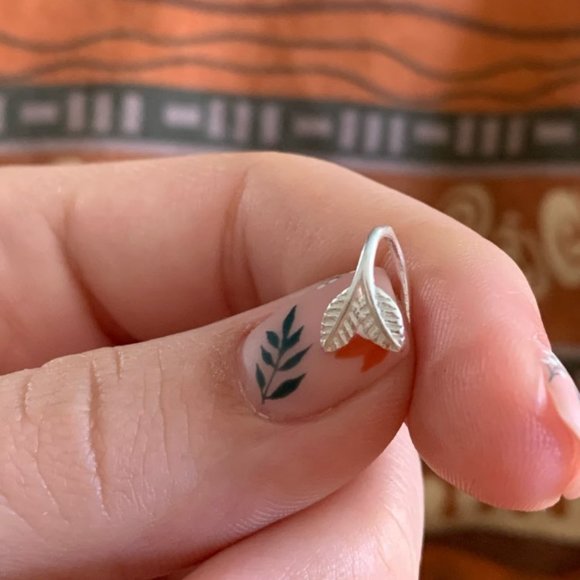 minimalist leaf earrings - Picture 6 of 8